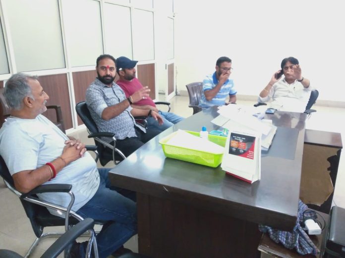 Councillor, Raj Kumar discusses water supply scenario with Executive Engineer Jal Shakti, Ramban 