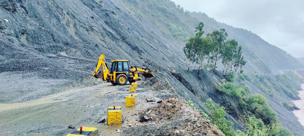 NH-44 Closed in several places between Udhampur to Banihal