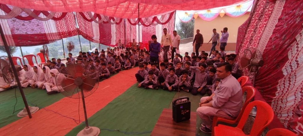 DC Ramban distributes Swach Vidhyala Purskar among Swach schools