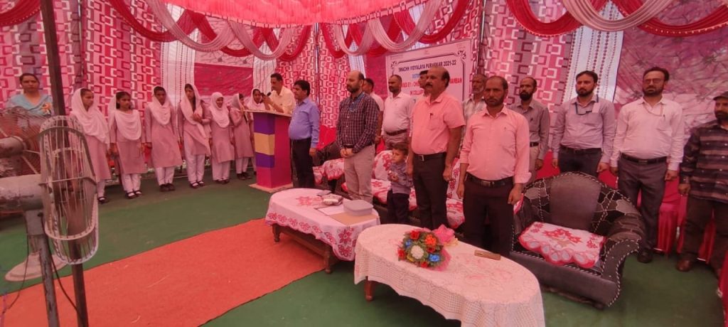 DC Ramban distributes Swach Vidhyala Purskar among Swach schools